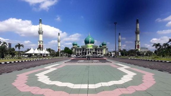 5 Masjid di Indonesia dengan Arsitektur Unik, Bisa Jadi Destinasi Wisata Religi Bersama Keluarga Lho Moms!