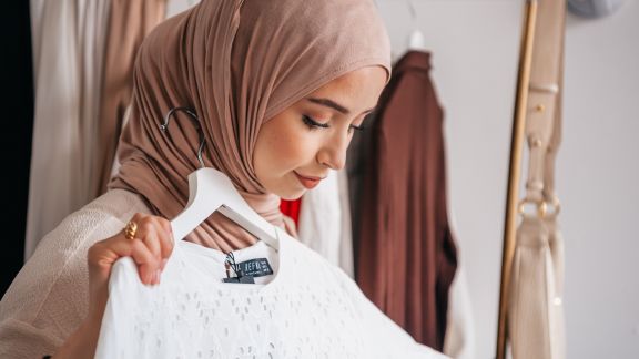 Lebaran Sebentar Lagi, Intip Yuk 22 Rekomendasi Busana Muslim Wanita yang Cocok untuk Hari Raya, Beauty Wajib Tahu Nih!