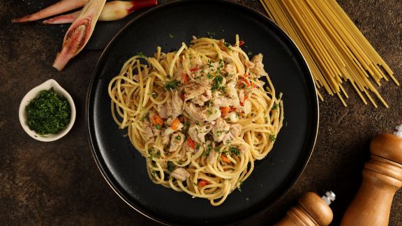 Kecombrang & Tuna Spaghetti Aglio Olio, Rekomendasi Resep Berbuka Puasa Enak dan Mudah Berbahan Pasta, Cuss Coba!