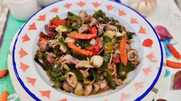 Resep Tumis Daun Kencur Cumi Asin, Padat Bumbu, Rempahnya Berlimpah
