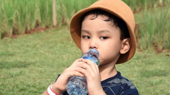Cuaca Panas Landa Indonesia: Yuk Kenali Penyebab, Gejala, hingga Cara Mencegah Dehidrasi pada Anak, Catat Ya Moms!