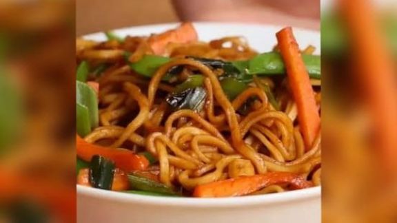 Menu Simpel Makan Malam, Ini Resep Mie Bawang Putih Sayur untuk 4 Orang, Bikin Yuk Moms!