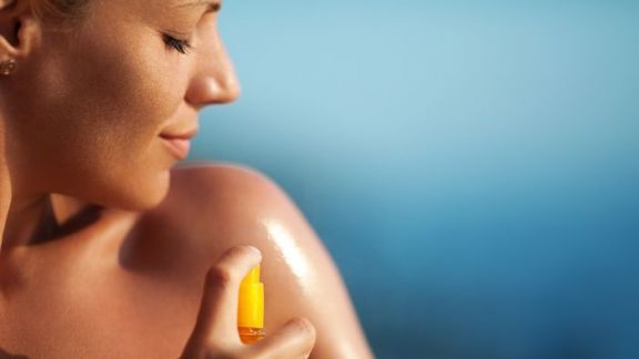 Pakai Sunscreen Spray Sebenarnya Efektif Gak Sih? Begini Penjelasan Dokter Ahli...