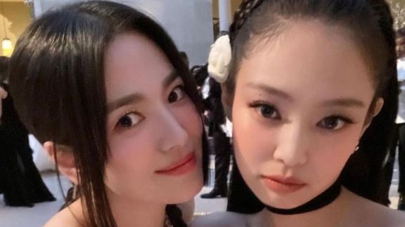 'Duo Dewi Kecantikan!' Song Hye Kyo Selfie Bareng Jennie BLACKPINK, Visualnya Dipuji Selangit!