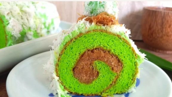 Cara Bikin Bolu Roll Klepon Wangi Pandan, Lembut, Legit, Isinya Lumer Banget