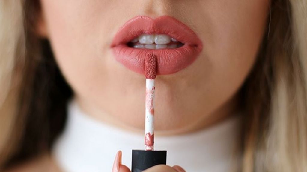 Gak Bikin Bibir Kering dan Pecah-pecah, Ini 3 Rekomendasi Lip Cream yang Bikin Tampilan Makin Oke dan Sexy! Beauty Mau Coba yang Mana?