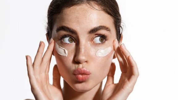 Lindungi Wajah dari Sinar UV, Ini Rekomendasi Sunscreen Serum yang Ringan, Mau Coba?