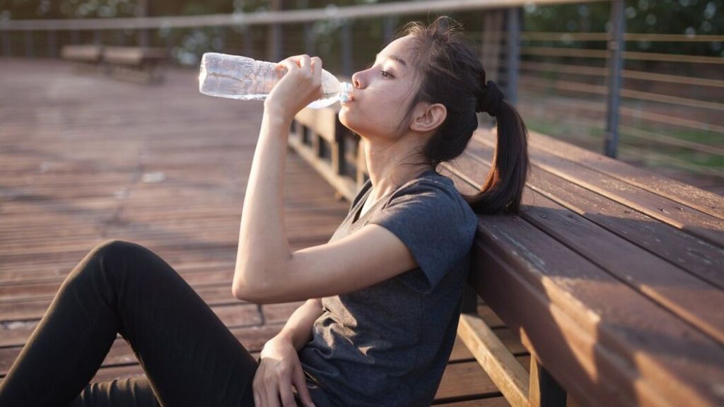 Merasa Sulit Minum Air yang Cukup? Coba Lakukan 5 Tips yang Bakal Bantu Kamu Tetap Terhidrasi, Mau Coba Beauty?