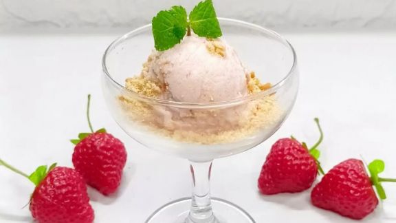 Gak Usah Risau Ketika Cuaca Panas, Yuk Buat Es Krim Stroberi Biskuit, Modal Tiga Bahan Langsung Adem!