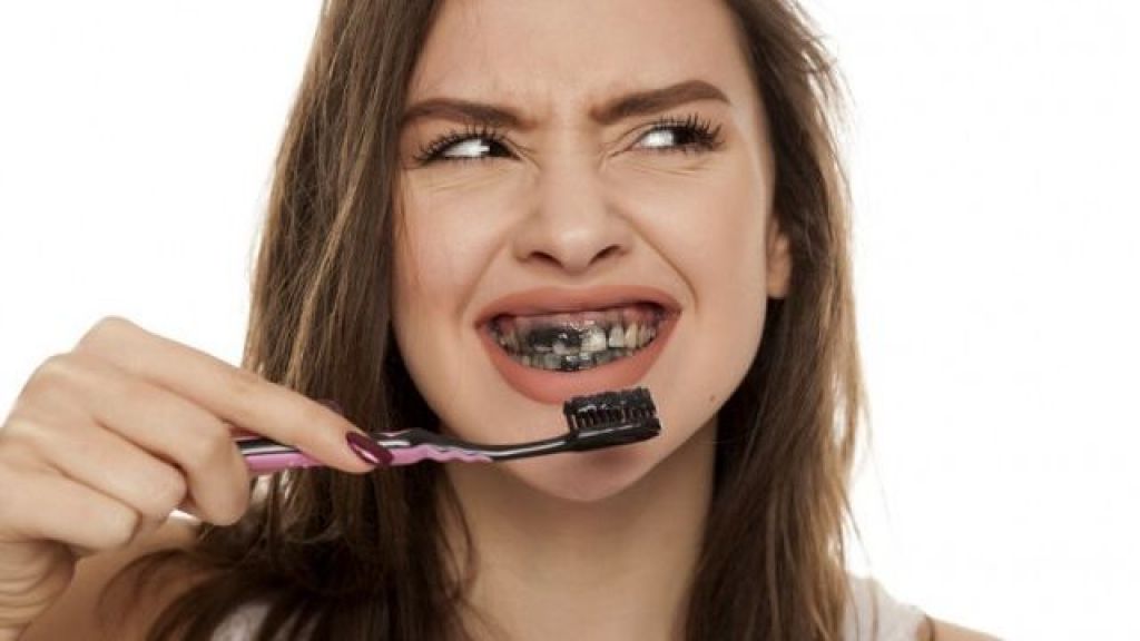 Disebut Bisa Memutihkan Gigi, Ini Kekurangan Bahan Aktif Arang Jika Sering Digunakan untuk Menyikat Gigi, Ngeri!