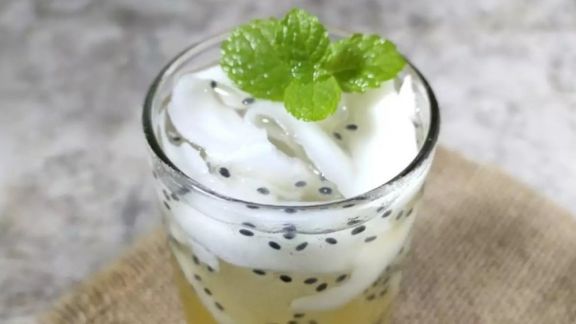 Dijamin Bikin Segar Seharian, Yuk Simak Cara Bikin Es Madu Selasih Kelapa Muda, Buatnya Mudah Loh!