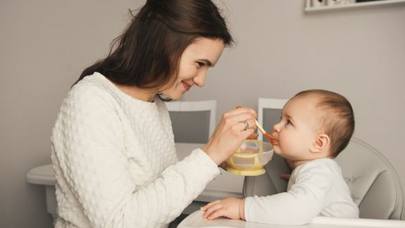 Mulai Belajar Mengenal Aroma dan Tekstur, Ini Aturan Memberikan MPASI untuk Bayi 9 Bulan, Moms Simak Yuk!