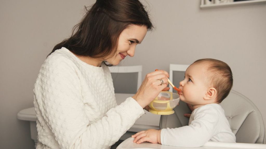 6 Cara Ampuh Menerapkan Baby Lead Weaning Ketika Anak MPASI, Terpenting Jangan Paksa Si Kecil Makan!