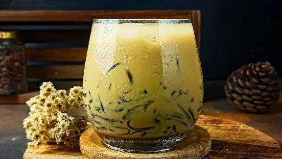 Bikin Hari Tambah Segar, Yuk Bikin Es Cincau Kopi Aren, Rasanya Legit Banget!