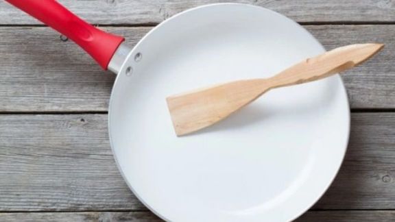 Jangan Gosok dengan Kasar, 4 Cara Hilangkan Noda pada Wajan Anti Lengket, Simak Ya Moms