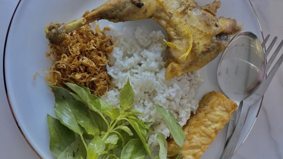 Rahasia Sukses Ayam Goreng Berkah Rachmat, Resto Legendaris Sejak 1960-an, Yuk Intip Triknya!