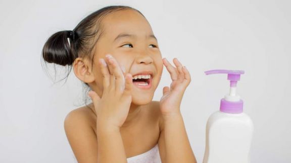 Gak Cuma Orang Dewasa, Anak-anak Juga Perlu Lho Pakai Basic Skincare, Seperti Apa Sih Urutannya? Intip Yuk Kata Dokter!