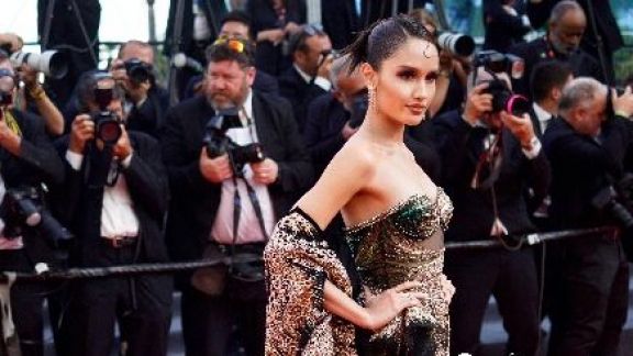 Hadir di Acara Cannes Film Festival, Cinta Laura Kenakan Gaun Bak Ratu Pantai Selatan: The Real Queen