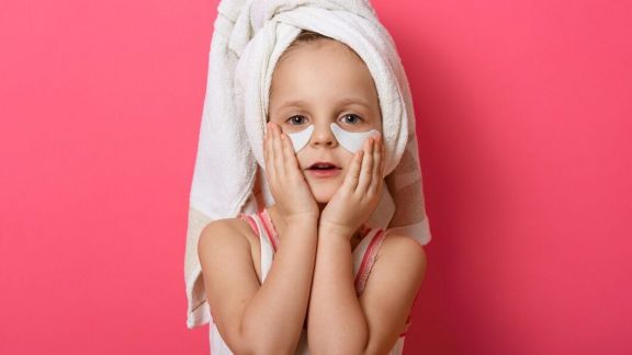 Bukan Hanya Orang Dewasa, Anak-anak Juga Harus Mulai Pakai Skincare, Ini Tips Memilih Skincare Untuk Anak, Moms!