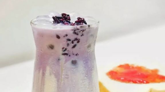 Dijamin Bisa Bikin Tenggorokan Lega, Yuk Bikin Es Susu Tape Ketan Hitam, Rasanya Segar Banget!