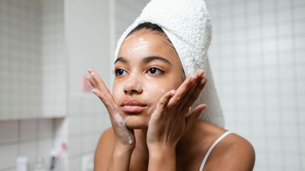 Gak Cuma Asal Klaim Bikin Putih, Ini 4 Tanda Skincare Aman Digunakan Menurut Dokter Kulit, Sudah Ada di Rangkaian Skincare Kamu Belum?