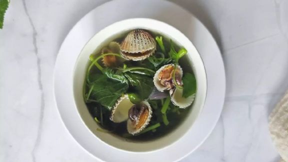 Resep Sayur Bayam Bening Campur Kerang, Kuahnya Segar dan Hangat, Cocok untuk Redakan Hidung Tersumbat