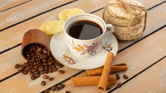 Usir Kantuk dengan Hot Coffee Creamy Cinnamon, Aroma Kopi dan Rempahnya Jadi Satu, Benar-benar Bikin Mata Melek Beauty!
