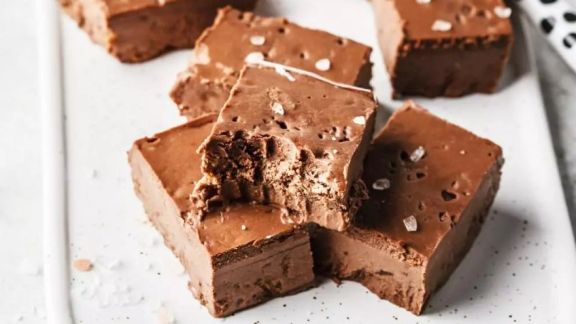 Akhir Pekan Gak ke Mana-mana karena Hujan? Yuk Bikin Fudge Cokelat Bareng Si Kecil Moms, Cuma Pakai 3 Bahan Lho!