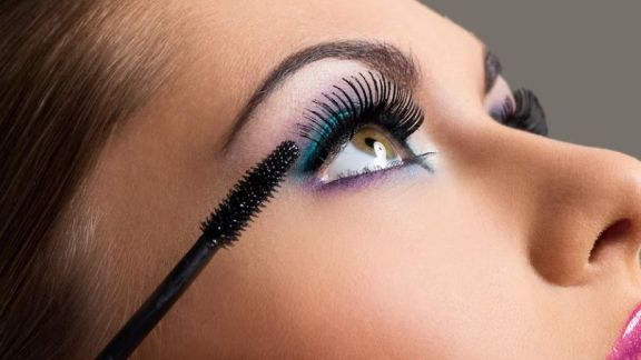 Yang Doyan Makeup Kumpul! Cegah Iritasi dan Infeksi, Ini 3 Hal yang Wajib Diperhatikan saat Gunakan Riasan Mata, Jangan Asal 'Cantik' Aja!