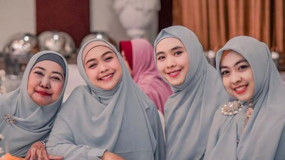 Oki Setiana Dewi Bongkar Kondisi Terkini Sang Ibu, Sudah 5 Hari di rawat di ICU Sejak Pulang Ibadah Haji: Tulang Dadanya Masih Retak