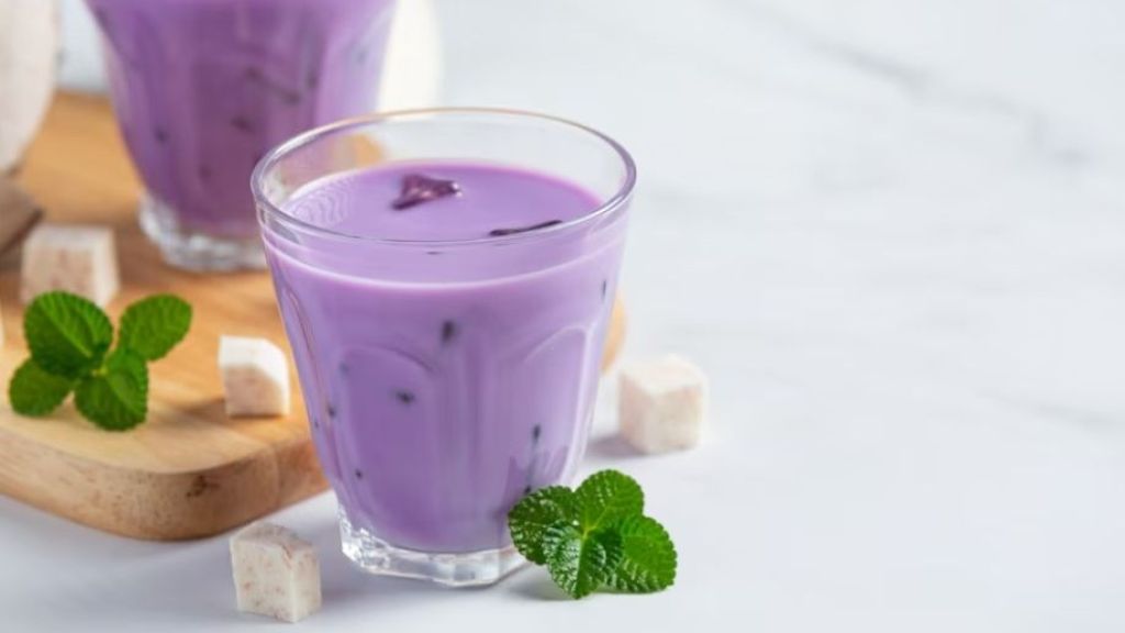 Tips Bikin Hari yang Panas Jadi Adem dengan Minum Latte Ubi Ungu, Begini Resepnya Moms!