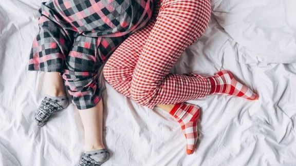 5 Manfaat yang Bisa Kamu Rasakan kalau Tidur Pakai Kaus Kaki, Gak Cuma Bikin Bobo Tambah Nyenyak!