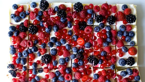 Resep Berry Cheesecake Bars untuk Stok Camilan Sehat di Rumah, Dijamin Jadi Favorit Anak dan PakSu, Coba Bikin Yuk Moms!