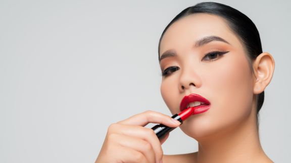 3 Rekomendasi Lip Product Terbaru dari Revlon, Ada Kandungan Skincare-nya Juga Lho, Mau Coba Gak?