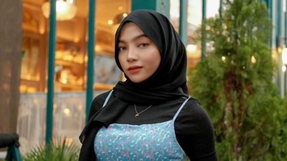 Oklin Fia Tampil Tanpa Hijab dengan Rambut Terurai, Netizen: Beda Banget Mukanya
