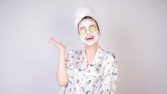 Anti Repot dan Gak Bikin Kantong Boncos, Ini 5 Masker Wajah Alami yang Siap Bikin Kamu Glowing! Mau Coba Gak Beauty?