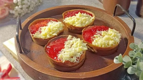 Resep Martabak Manis Merah Putih Spesial Kemerdekaan, Masaknya Ajak Si Kecil Biar Tambah Seru Moms!