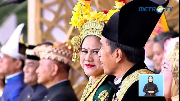 Pakai Baju Adat Bali, Hiasan Kepala Iriana Jokowi Saat Joget Bikin Netizen Salah Fokus