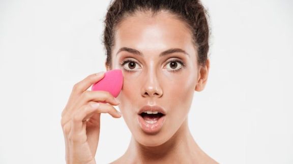 Jangan Asal-asalan, Ini 3 Cara Mudah Bersihkan Spons Makeup Biar Gak Muncul Masalah Kulit, Catat!