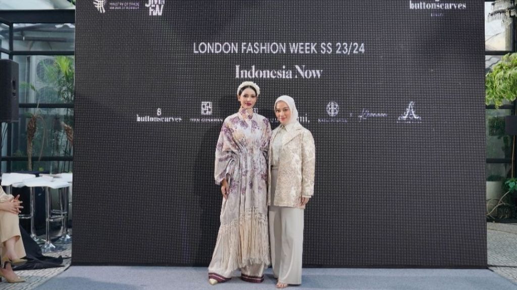 Unjuk Gigi London Fashion Week Spring Summer, Benang Jarum Pamerkan Koleski Lustrous Whispers