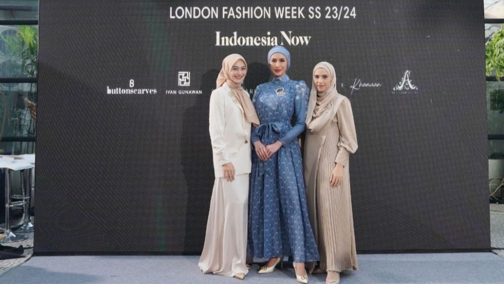Kolaborasi Nada Puspita dan Khanaan Ciptakan Busana Bertajuk Take A Bow di London Fashion Week, Intip Yuk Koleksinya!