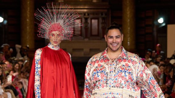 Guncang Panggung London Fashion Week 2023, Ivan Gunawan Usung Tema The English Roses untuk Pamerkan Busana Hari Raya, Intip Yuk!