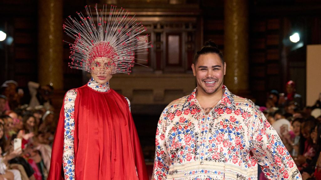 Guncang Panggung London Fashion Week 2023, Ivan Gunawan Usung Tema The English Roses untuk Pamerkan Busana Hari Raya, Intip Yuk!