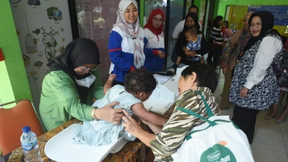 Cegah Stunting, PTC Donasikan Bantuan Bagi Posyandu di RPTRA Gondangdia, Intip Moms Keseruannya!