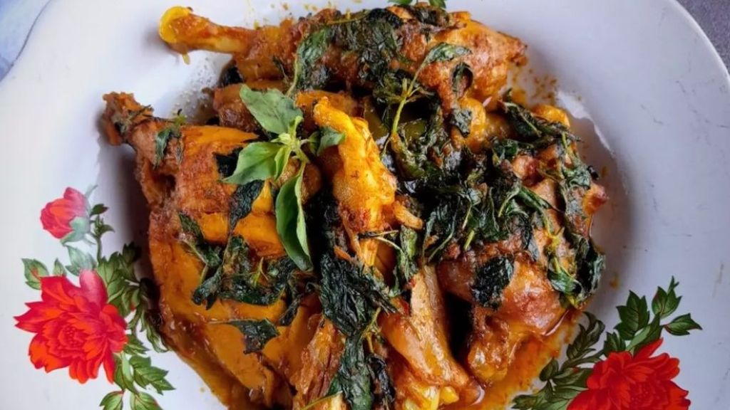 Bosan dengan Ayam yang Gitu-gitu Saja? Cusss Kepoin Resep Ayam Tinoransak khas Manado, Daun Kemanginya Bikin Rasanya Tambah Nikmat!