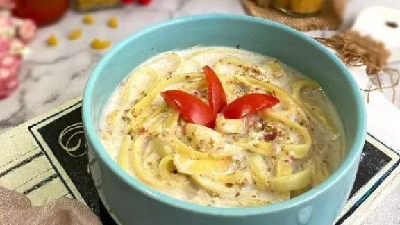 Menu Sarapan Hangat saat Hujan, Moms Intip Yuk Resep Fettucini Carbonara Kuah Susu untuk Kenikmatan di Cuaca Dingin!