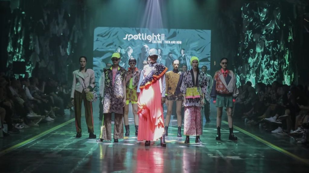 SPOTLIGHT Indonesia 2023: Gerakan Sustainable Fashion yang Menggabungkan Wastra, Budaya, dan Kerajinan.