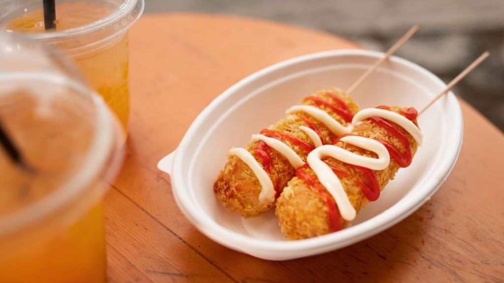 Si Kecil Bad Mood Moms? Mending Ajak Masak Sate Sosis Goreng Yuk, Kriuknya Hmmm...Dijamin Bikin Anak Happy!