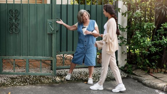 Mending Gak Usah Ditanggapi, Ini Moms 4 Cara Paling Ampuh Menghadapi Tetangga yang Suka Kepo, Nomor 2 Ampuh Banget!