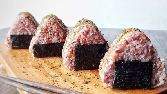 Resep Onigiri Beras Merah isi Ayam Cincang, Gurih dan Bikin Kenyang, Beri Taburan Seaweed Bubuk dan Cabai Makin Nampol!